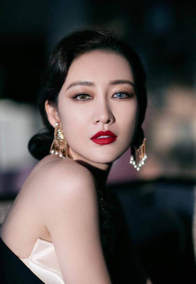 原创有着优雅气质的王鸥烈焰红唇配紧身黑裙好气质更明显了