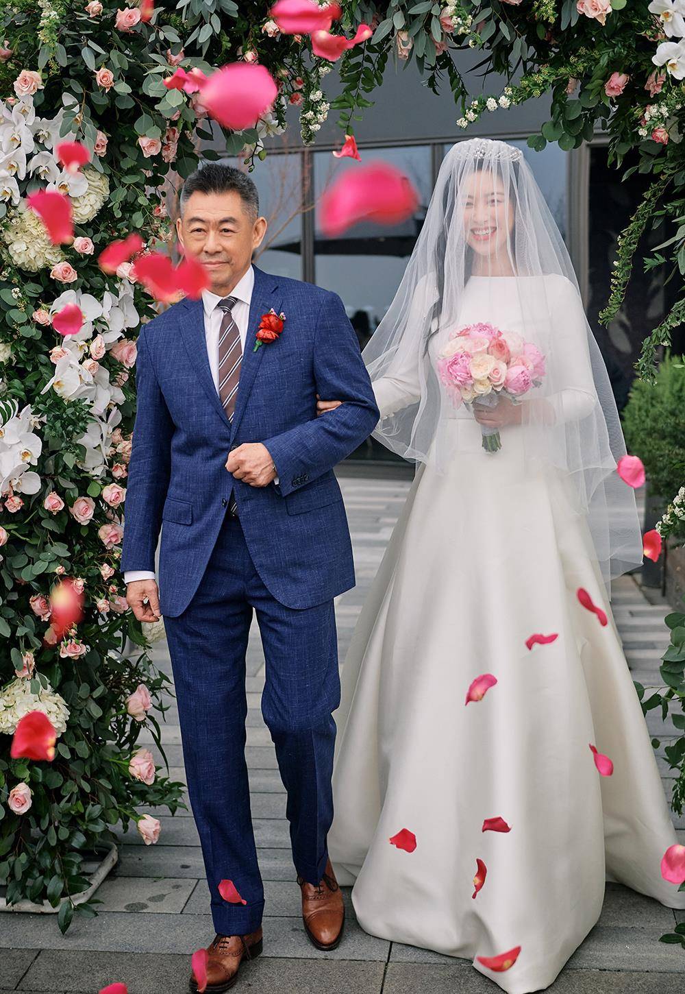 原创朱珠晒婚礼现场照伴娘伴郎首次曝光富商父亲露正脸比老公还帅