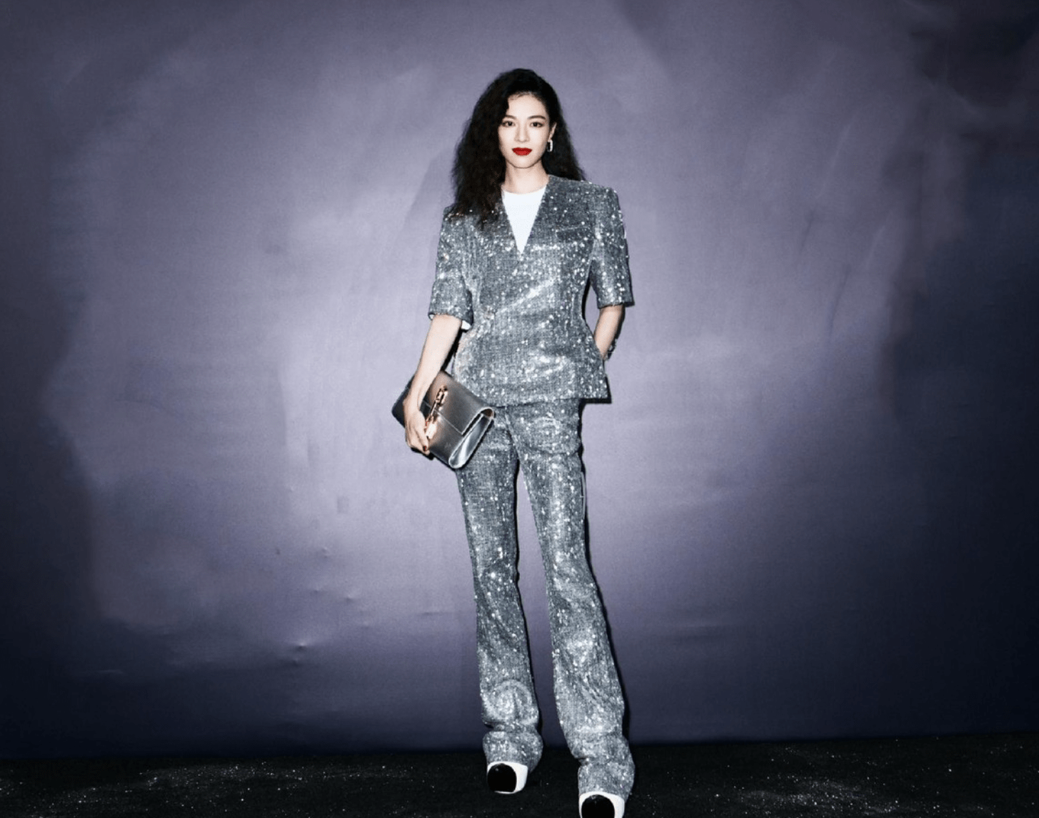 像这种全身爆闪的西服套装,要放到其他女明星身上,真不一定能够hold得