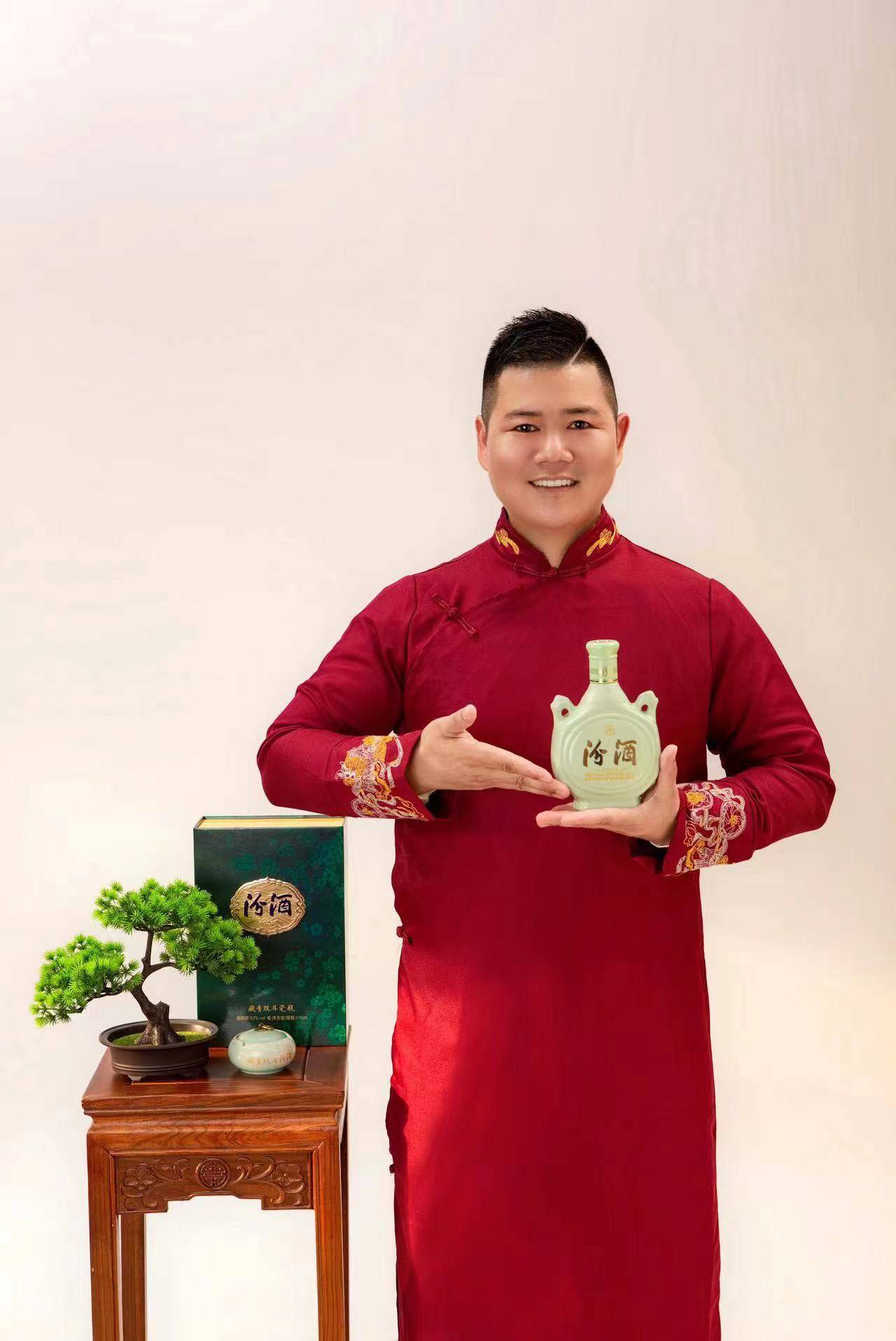 双耳汾酒代言人荣俊龙好酒敬英雄