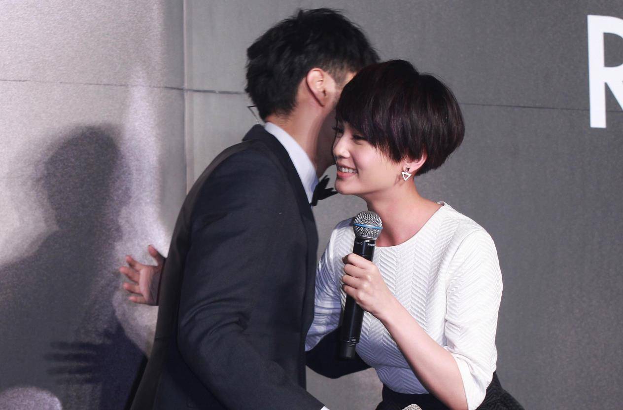 李荣浩之前有一个叫做陆瑶的女朋友,对方也是圈内人,不过之后关于两个