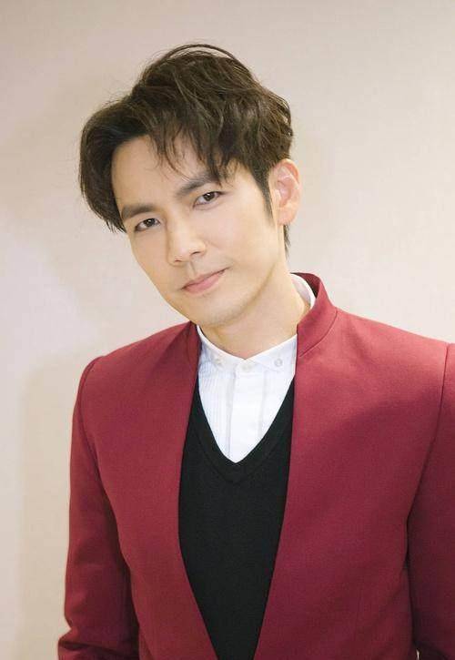 原创钟汉良换发型后颜值回春瞬间年轻10岁可未修图脖子出卖了一切