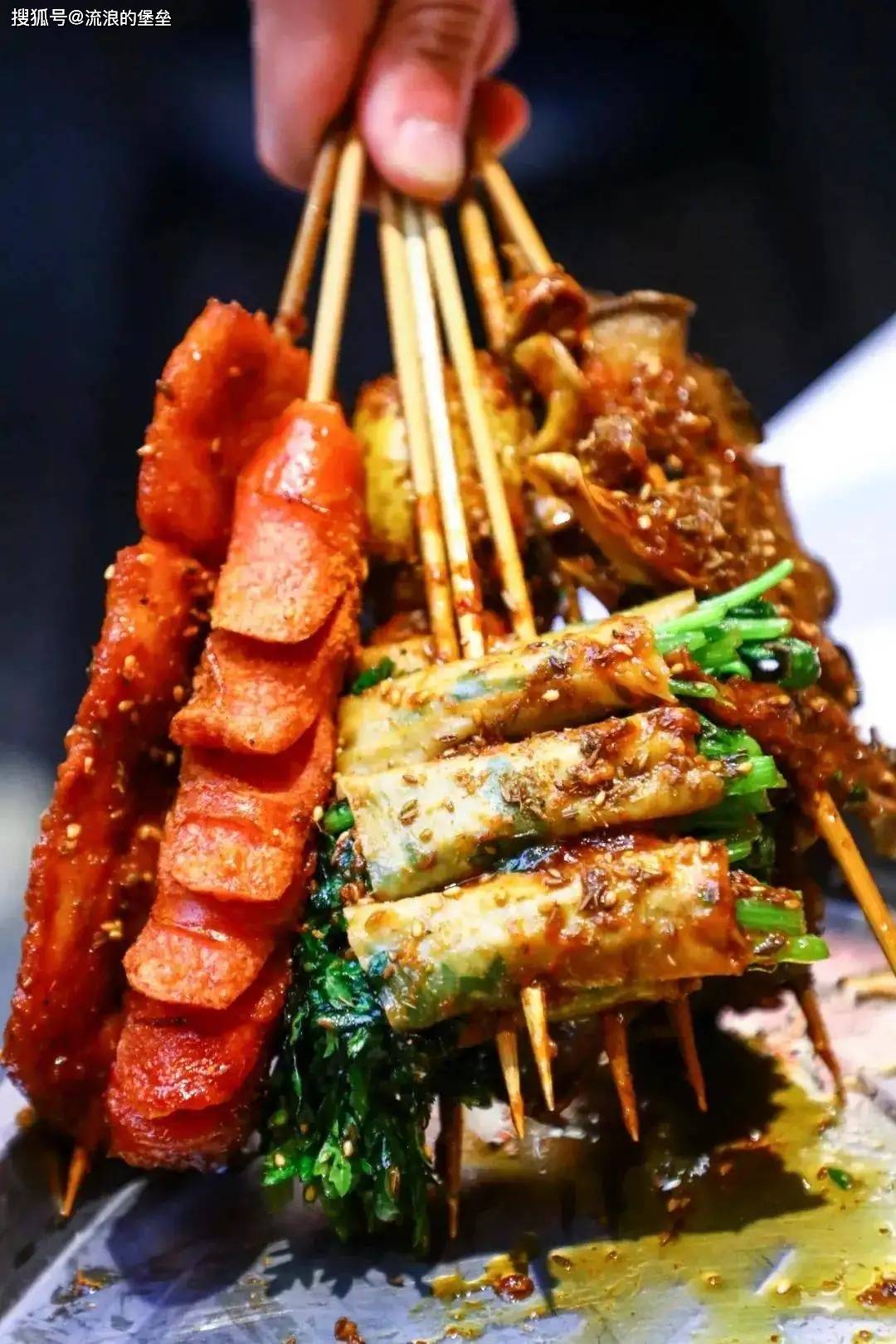 菜卷,蟹棒,鱼豆腐,和各种速冻串串,每天吃的人数不过来,在东北炸串