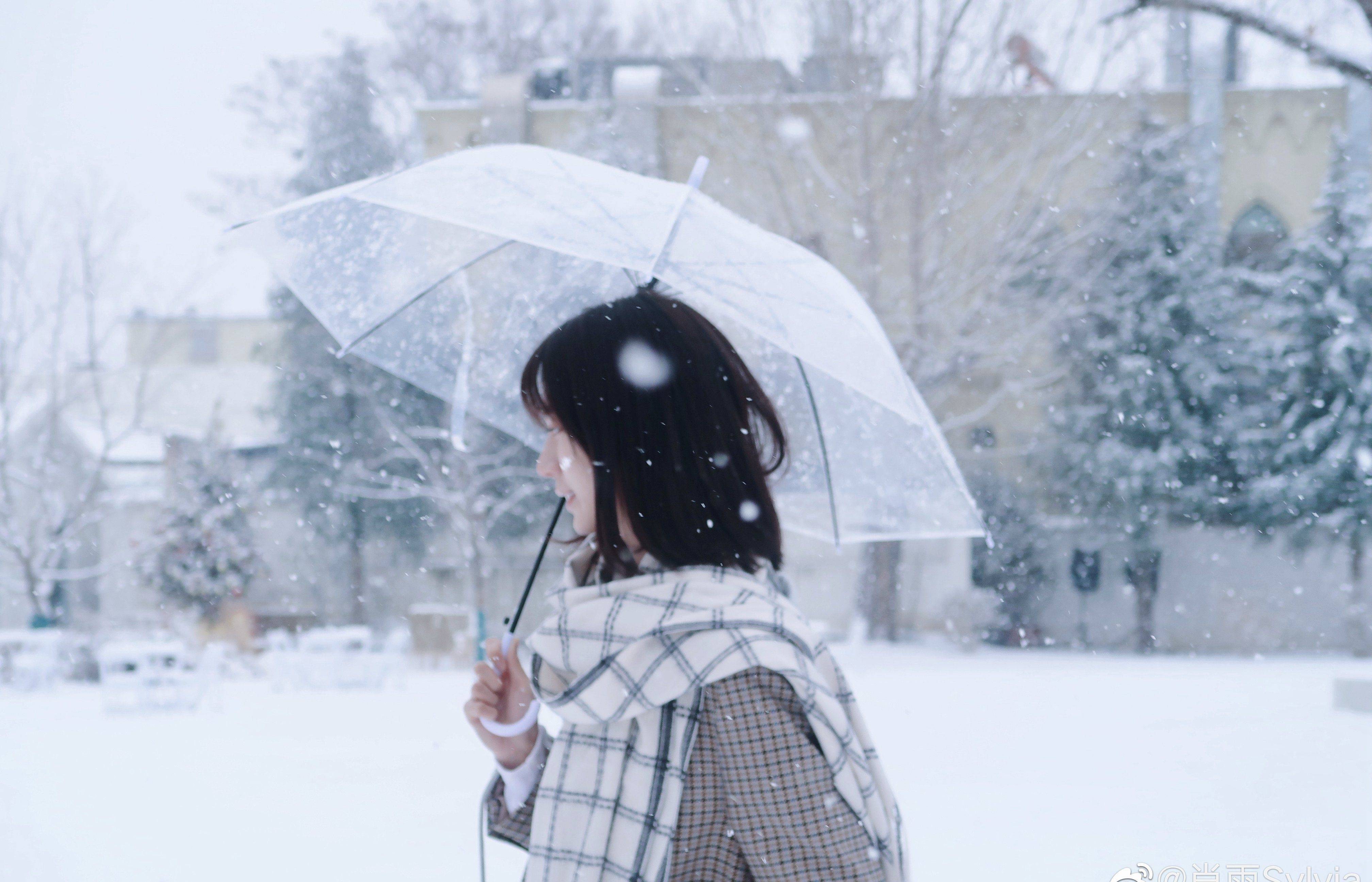 肖雨格子风衣雪景优美写真_肖雨_雪景_风衣