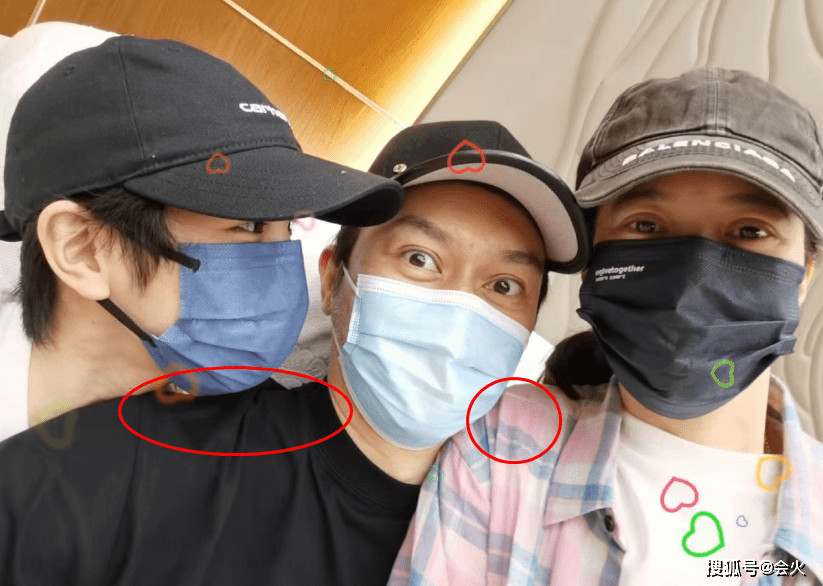 张智霖一家三口庆父亲节!袁咏仪素颜坐在老公怀中