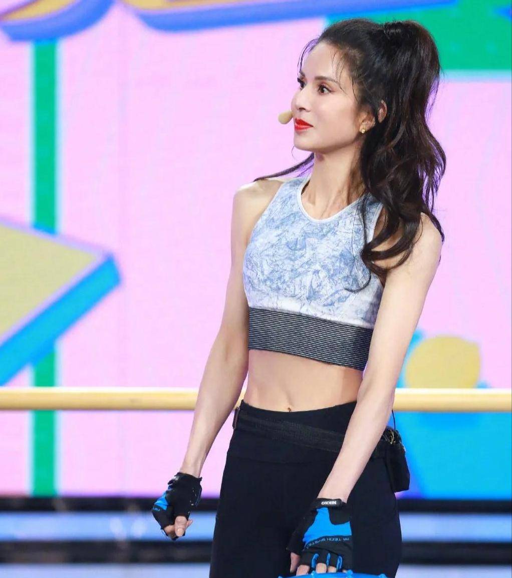 54岁的李若彤参加天天向上腹肌马甲线依旧清晰这才是真女神