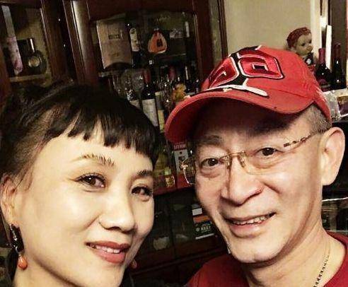 内人,没有太多的露脸照片,曾经有一次,六小龄童带着家人到关晓彤家里