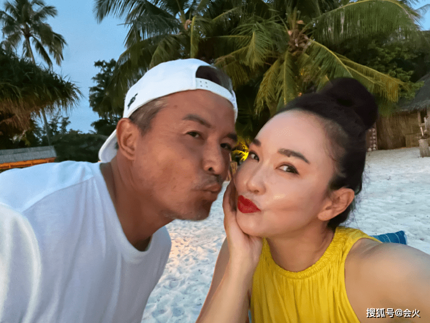 范文芳穿透视裙比基尼抢镜,与老公亲吻满面油光