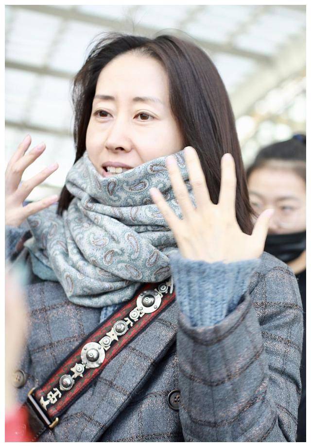 原创刘敏涛素颜走机场眉毛都不画格纹大衣配皮裤成五五分真接地气