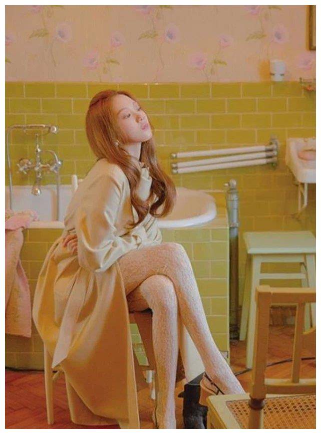 李圣经大概是首个把腿穿发光的,外网图下这"亮片腿",无敌撩_穿着_感觉