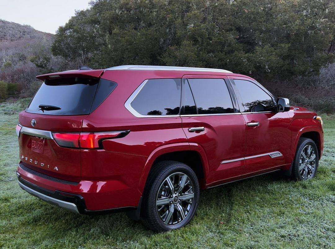 陆巡lc同平台,实拍新款丰田红杉,气场不输凯雷德,旗舰感十足_搜狐汽车