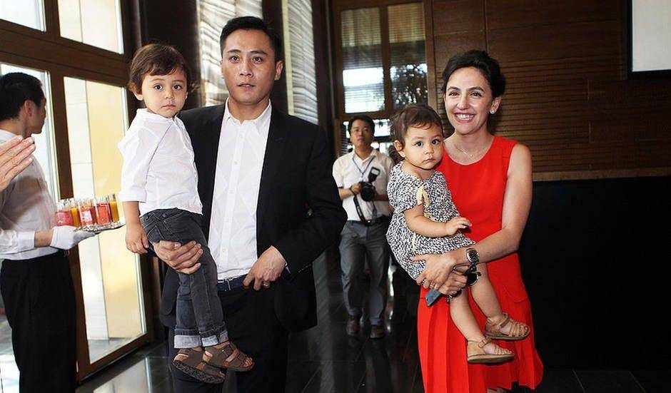 原创44岁刘烨全家福照曝光国外妻子安娜略显老孩子都是欧美面容