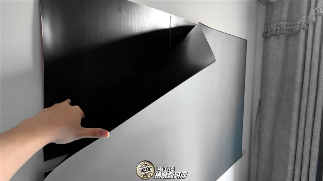 将包装内的6块磁吸贴片按照上三下三位置贴在投影画面内(每两块磁吸