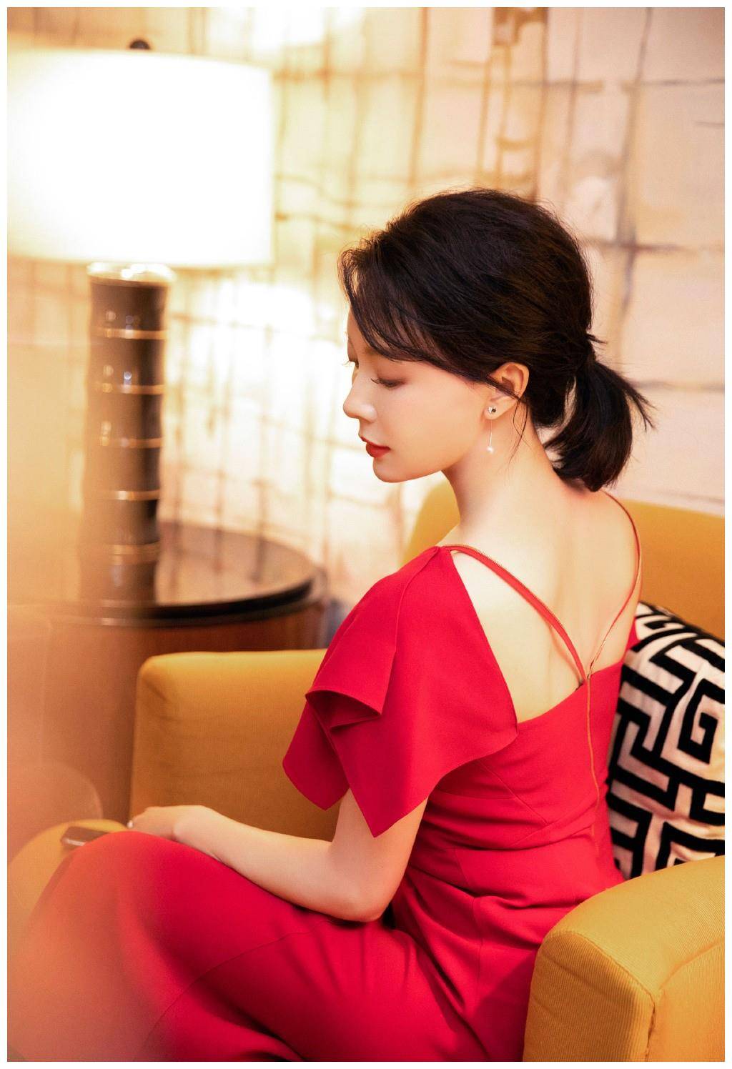 原创陈数越老越有韵味穿露背红裙美得太惊艳瞬间明白了什么叫气质