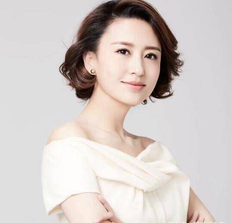 原创主持人张蕾生活照曝光素颜气质如少女穿着随意与节目差别大