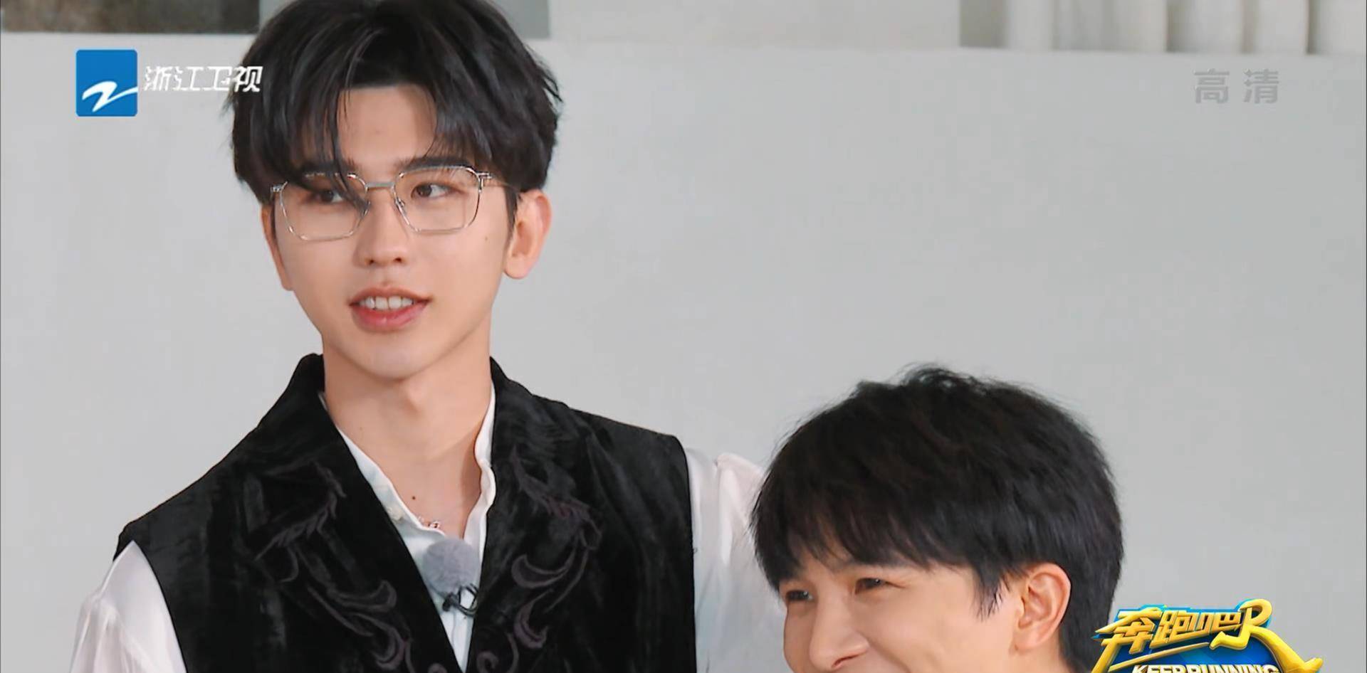 烧脑撕名牌来袭,李晨烧饼变身"牛肉饼",白鹿被水淋到花容失色_蔡徐坤