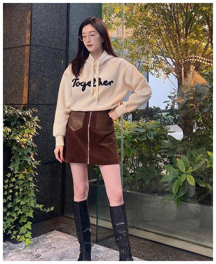 原创江疏影身穿羽绒服小皮裙时髦保暖又性感满满的穿搭小心机