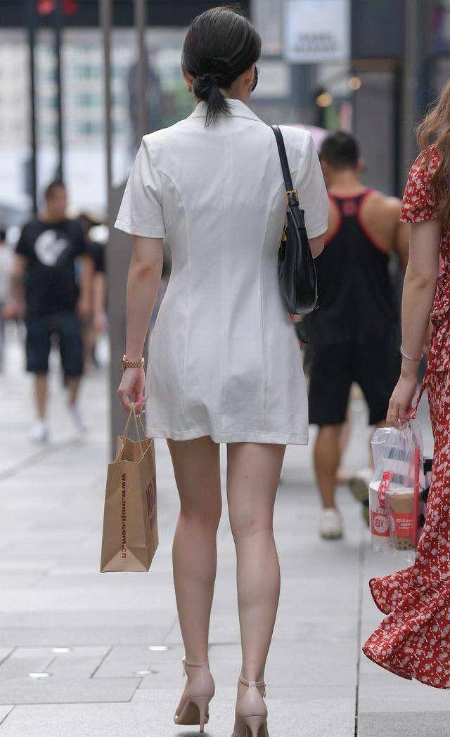 原创街拍白色西装裙搭配高跟鞋充满了简单自然美
