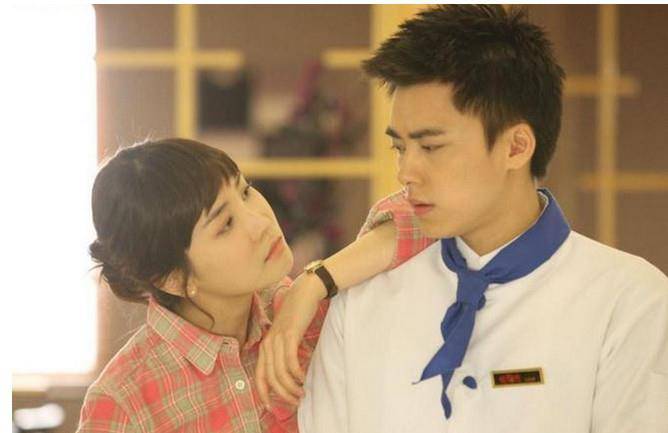 李易峰正牌女友曝光,亲昵唤她为媳妇儿,情侣装暴露关系_唐嫣_李多海