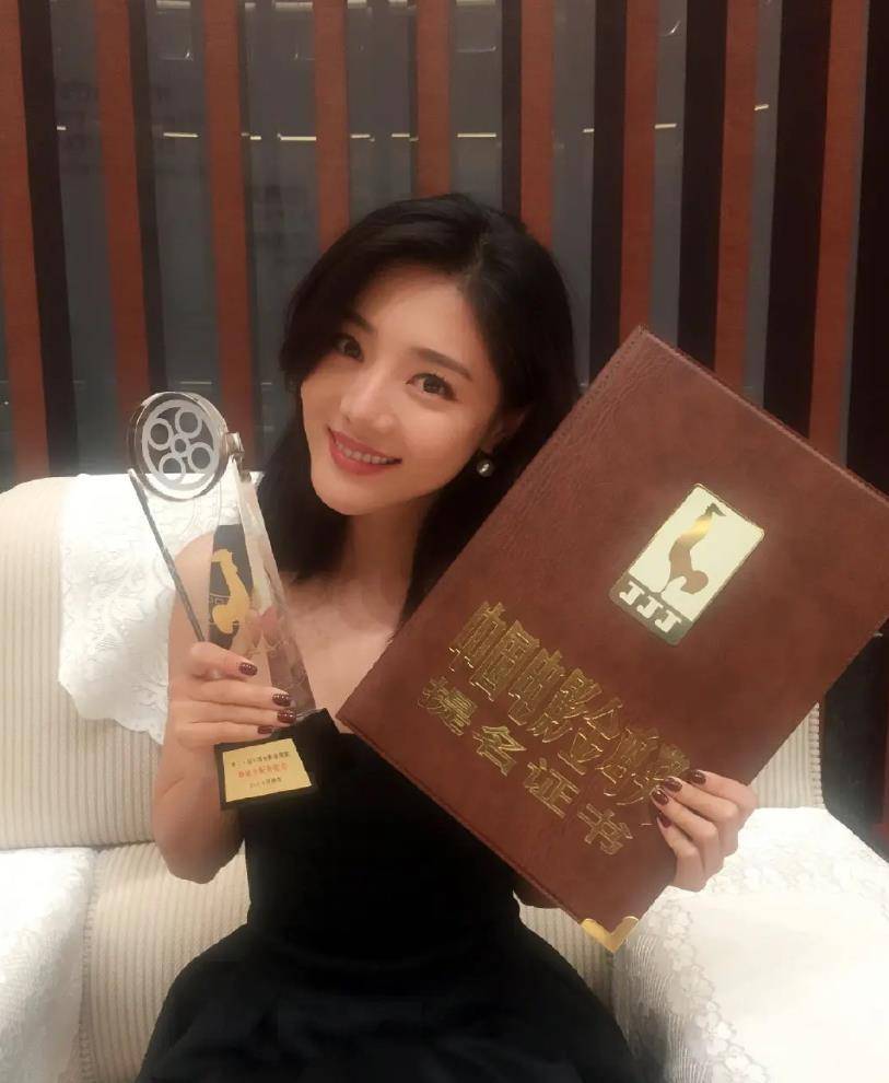 于岩,与邓家佳熬过了毕业季,熬过了异国恋,却没熬过