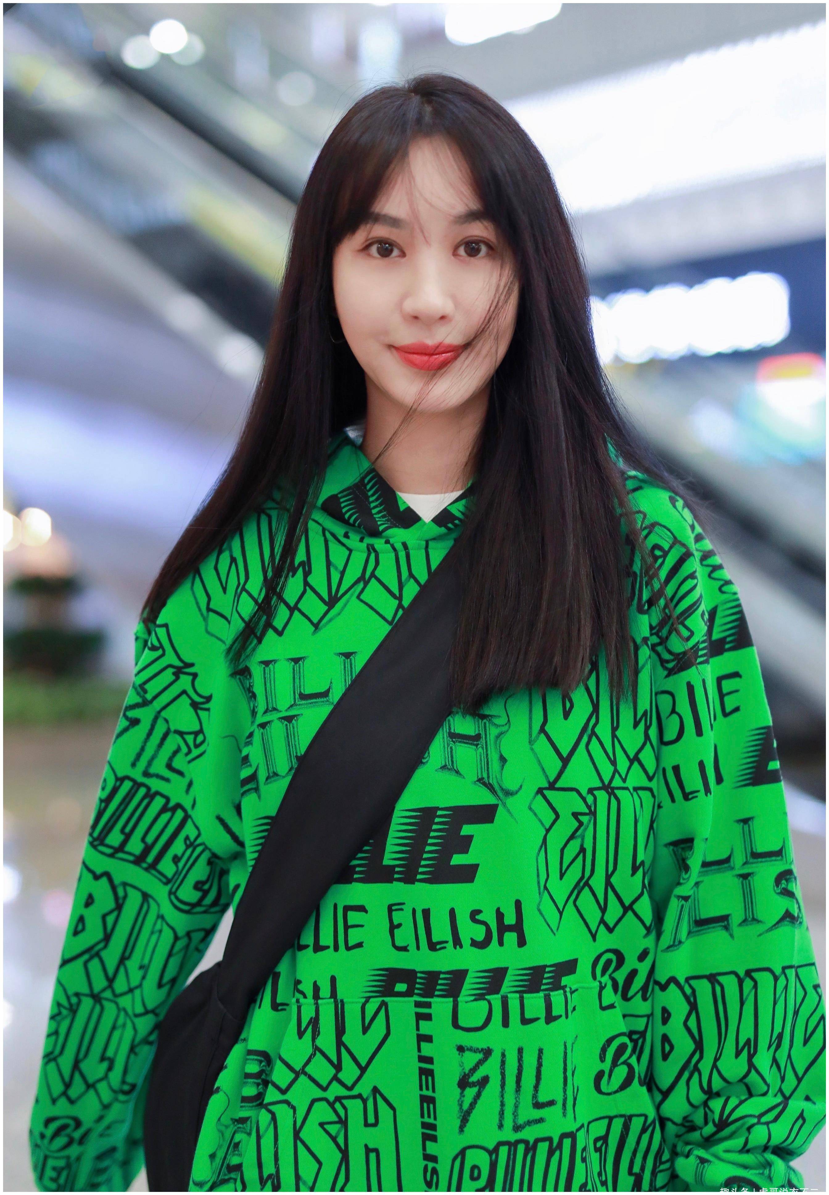 原创李菲儿这次不秀身材了这身大卫衣太花哨变身潮美学生妹