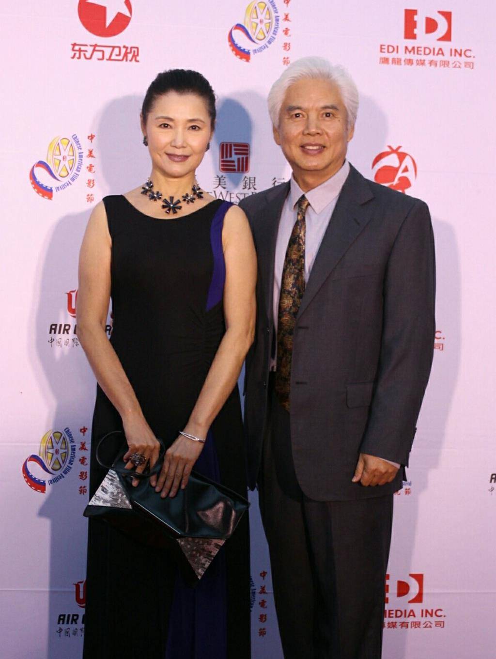 65岁姜黎黎,《红牡丹》让她知名,患病息影近十年,夫妇近照曝光_电影