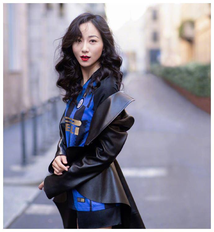 韩雪私服穿搭好少女蓝衬衫配超短裤腿够惊艳随便穿都好气质