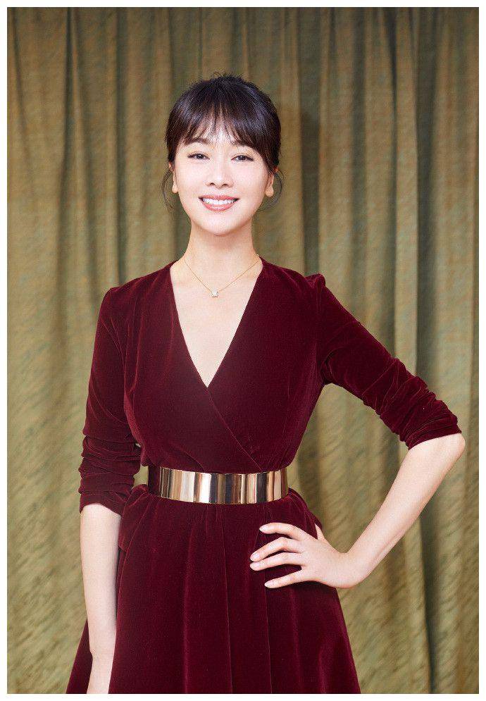 原创阔太左小青终于现身剪齐刘海配丝绒红裙42岁愣是美成18少女样