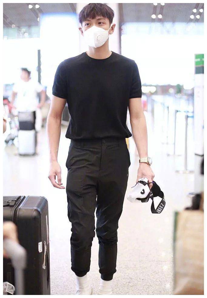 柯震东的身材也是标准模特男人的比例,官方身高182厘米的他拉下了黑色