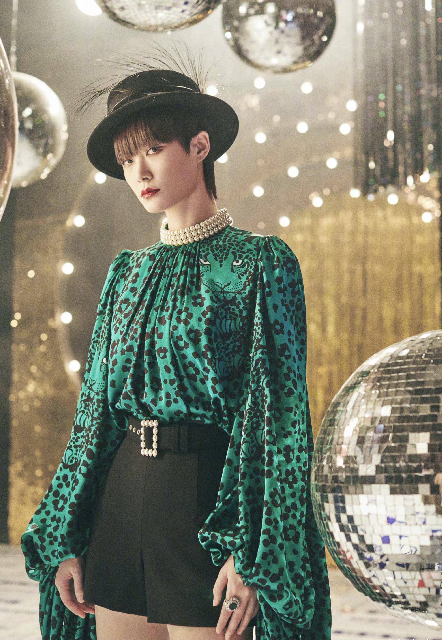 原创李宇春豹纹雪纺衫酷中柔美珍珠镶嵌衣领和带扣黑色礼帽气场足