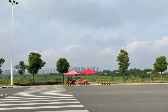 长沙夏日潇湘北路正荣到月亮岛路段，有独特的风景线-本地西瓜摊