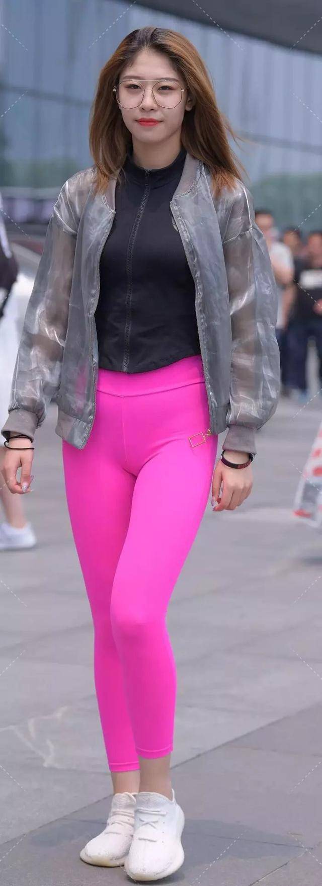 原创黑色无袖t恤搭配粉红色运动裤小白鞋一穿洒脱帅气又迷人