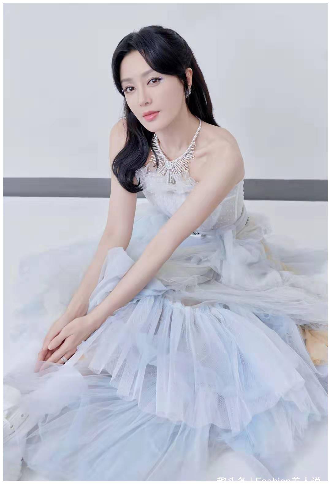 原创秦岚双十一晚会造型来袭一袭抹胸薄纱裙美得优雅又仙气