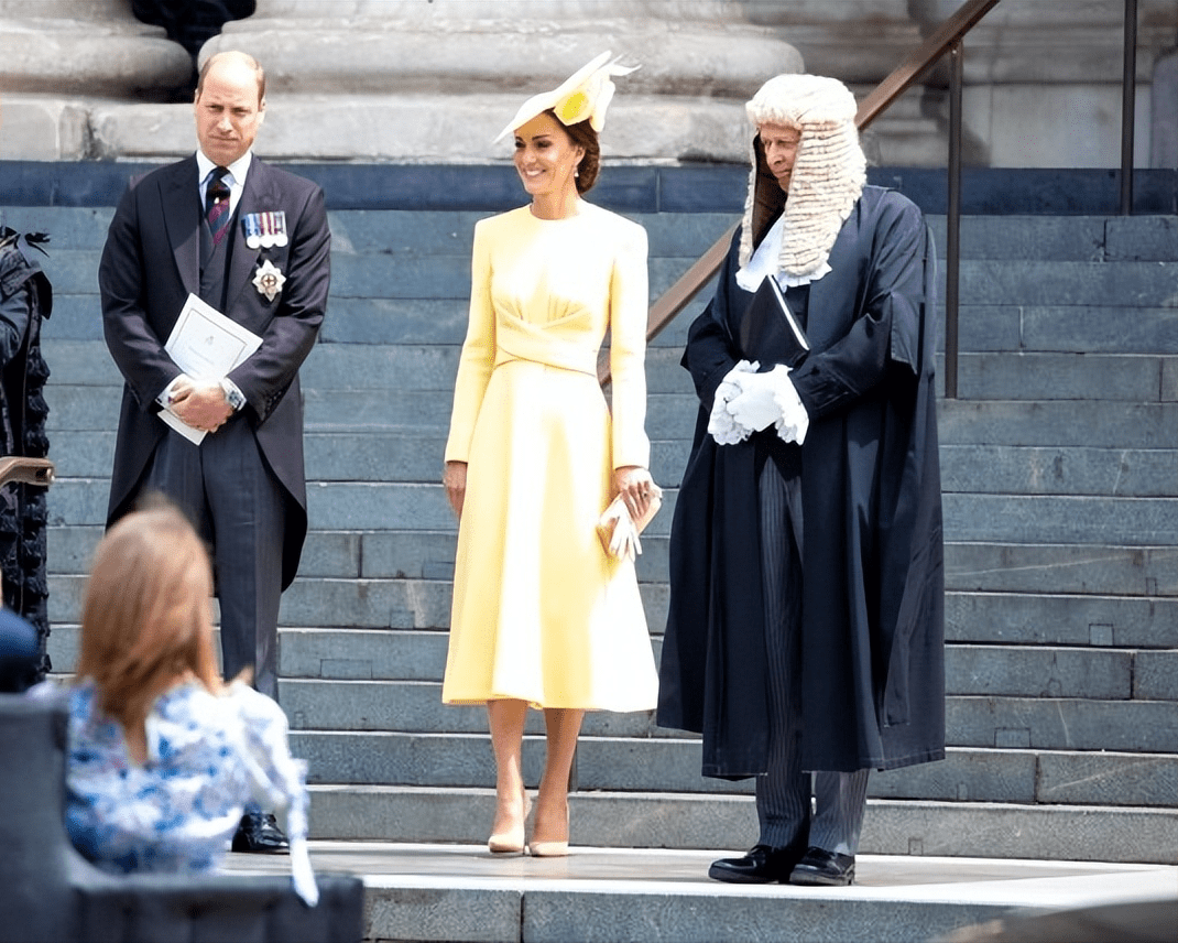 他们应该把这个给Roblox Premium 会员(白色条纹Roblox 高礼帽) : r/roblox, image size:1070x856