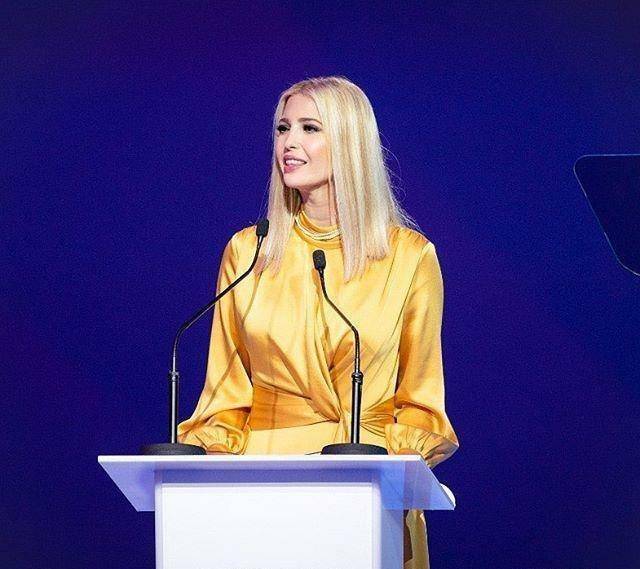 伊万卡真是太丰满了穿衬衫配包臀裙大秀腰臀比衬衫都快炸了