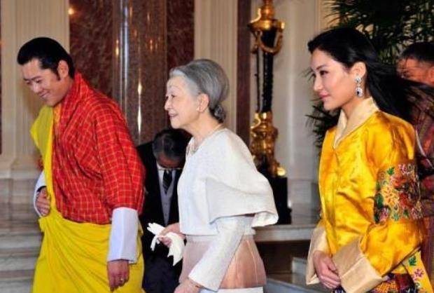 原创             29岁不丹王后闪耀晚宴！穿民族服装别具一格，获天皇绅士弯腰礼