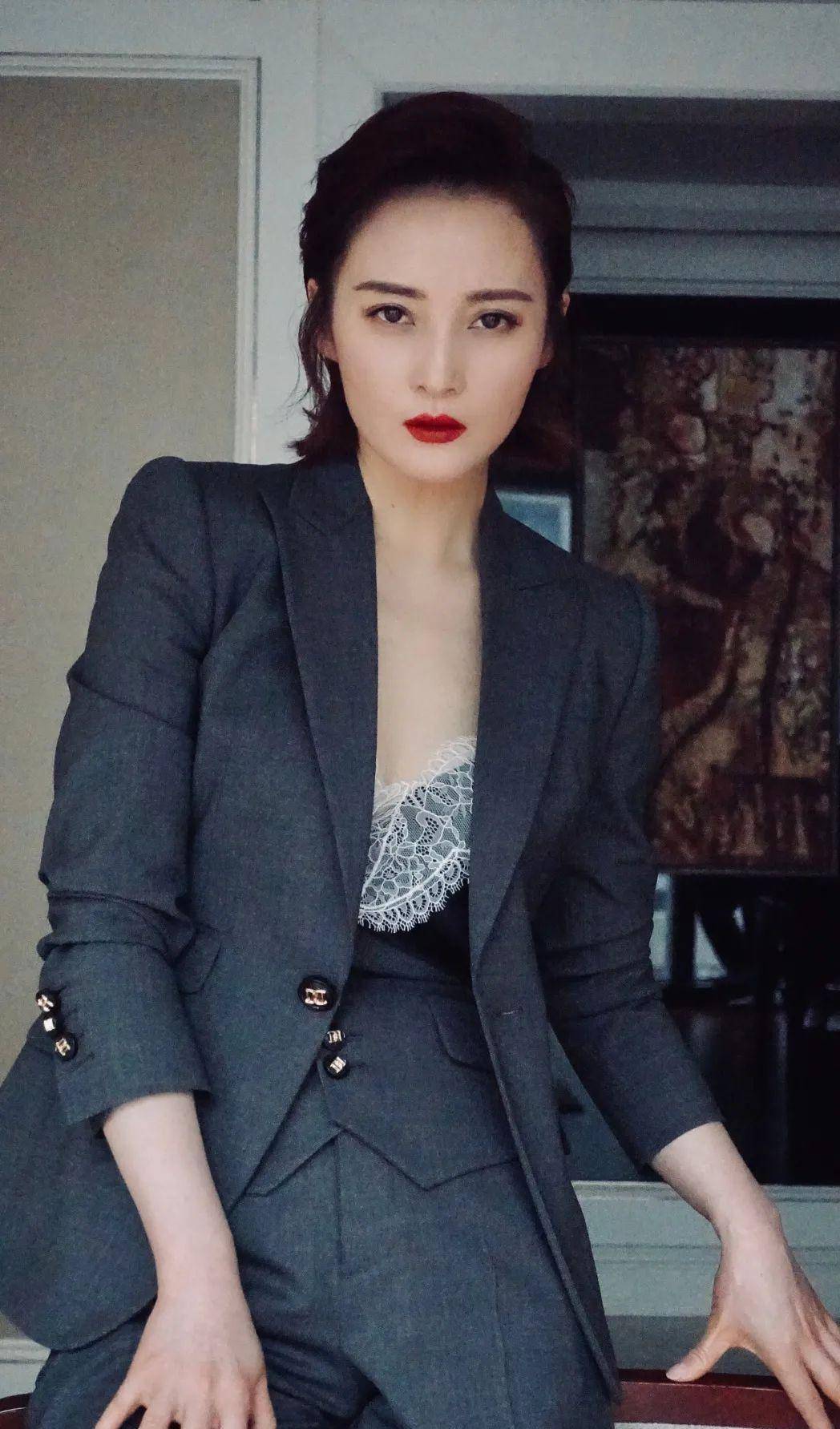 原创美貌从不受岁月限制45岁蒋勤勤容颜不见衰老穿搭衣品也很出挑