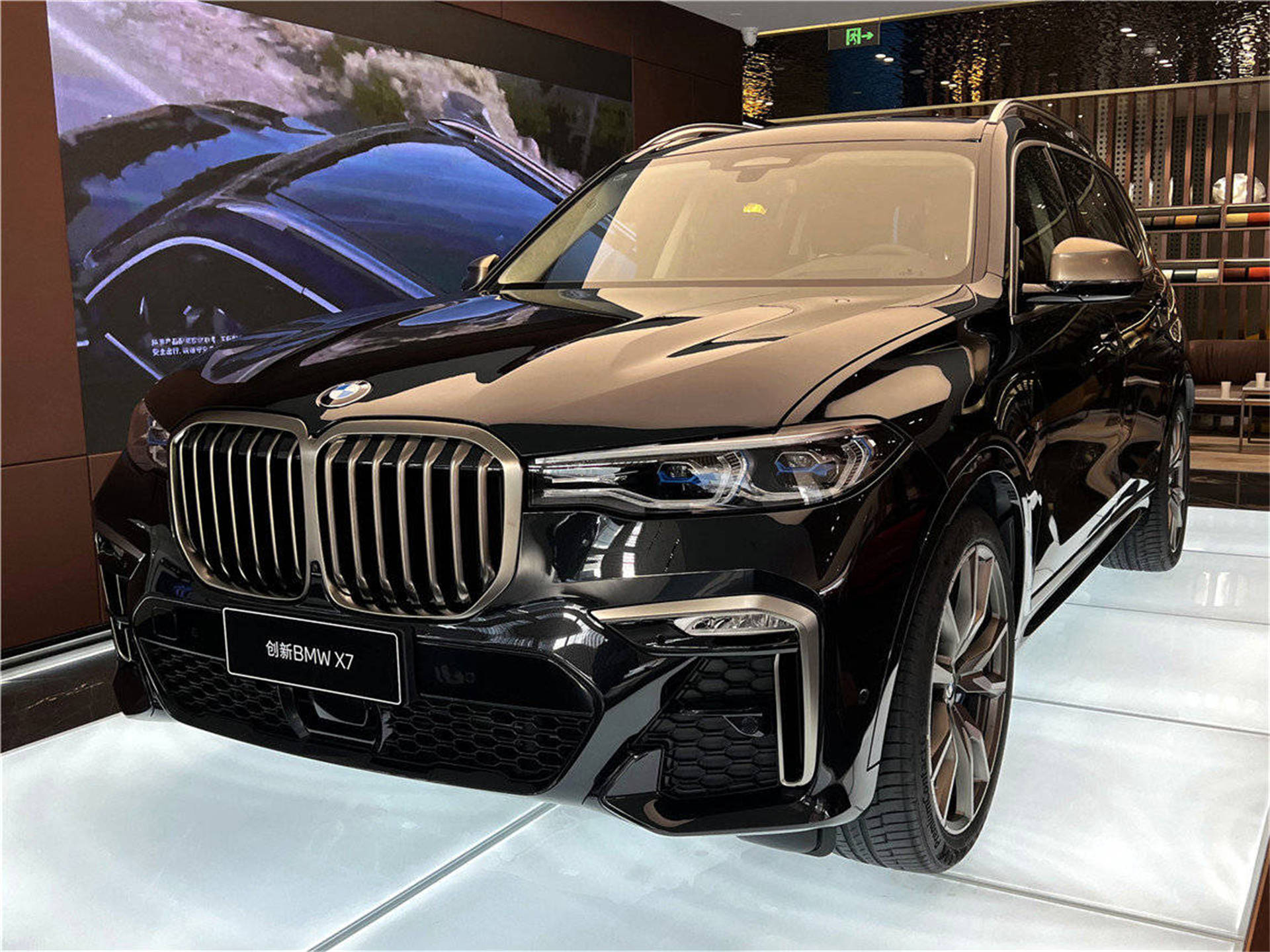 宝马x7顶配的m50i也降了44t的大v8现在掉到150万出头