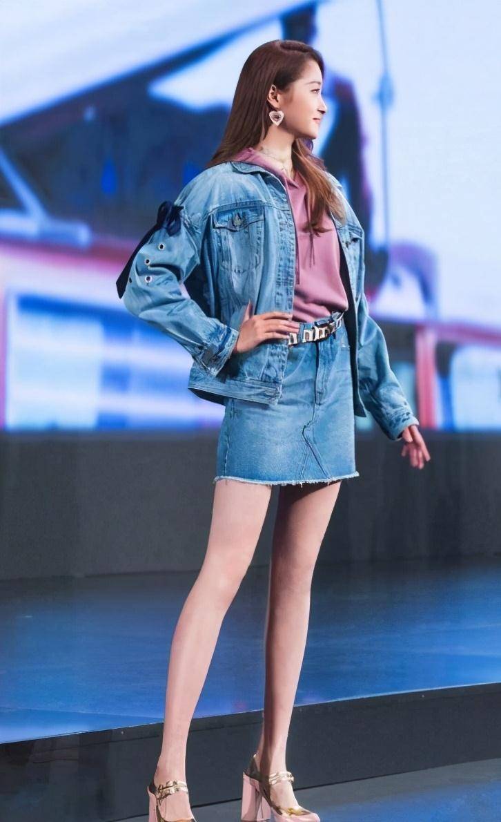 任达华15岁女儿身高180,大长腿堪比超模,却不准进娱乐圈