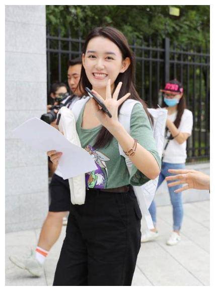 蒋依依开学素颜报到,时尚又靓丽,能玩一字马的姑娘果然有气质
