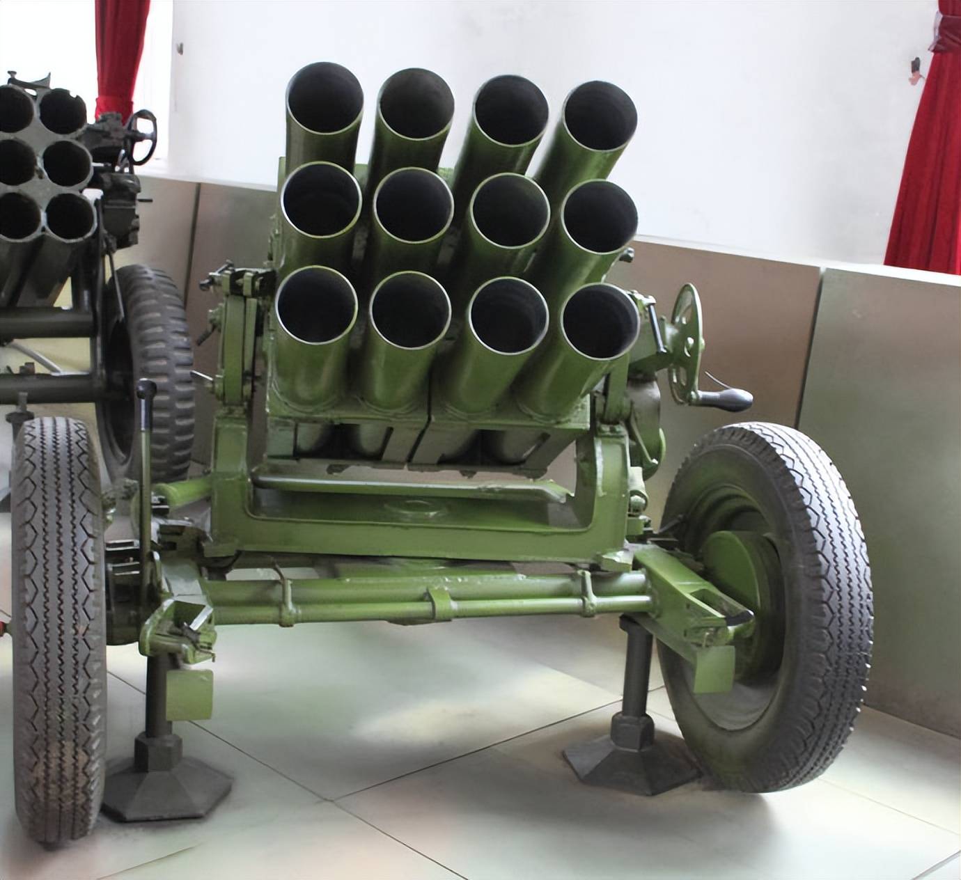 200门63式107火箭炮,这就是我们国家出口的大名鼎鼎的游击神器,该炮有