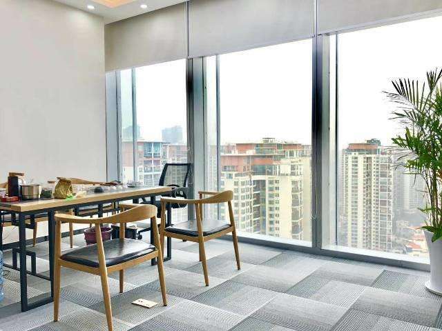 从采光效果出发.写字楼落地窗办公室装修设计要考虑好合适的尺寸.