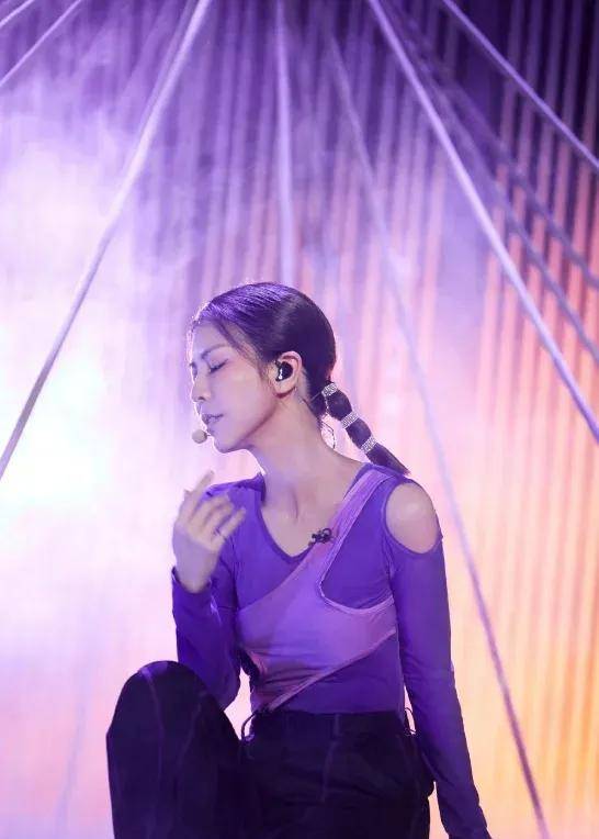 原创乐园舞台三女神挑战绳索舞