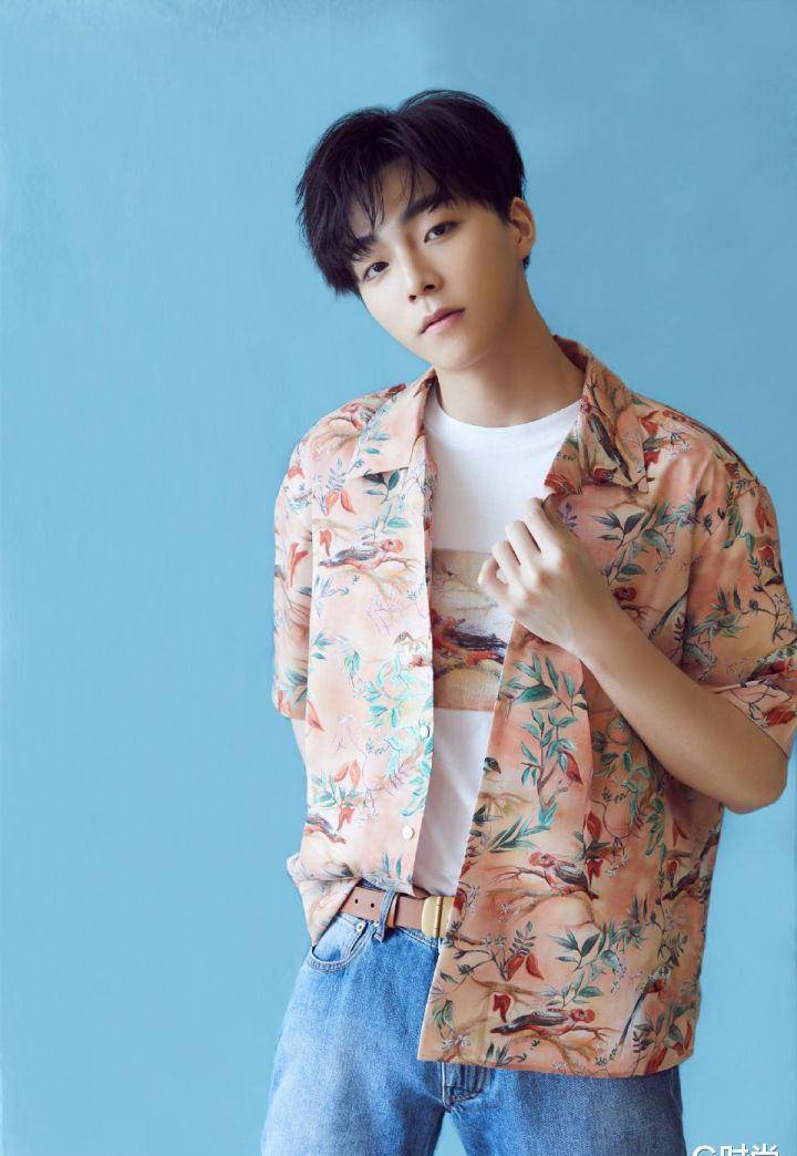 任豪身穿2022春夏 gam22c1060的印花衬衫,冲浪的黑白