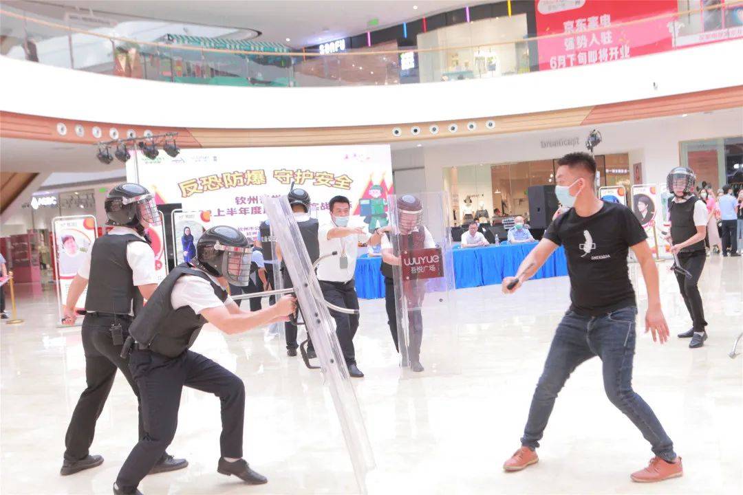 反恐防爆演练中,两名由商场工作人员扮演的嫌疑人在吾悦广场一楼持刀
