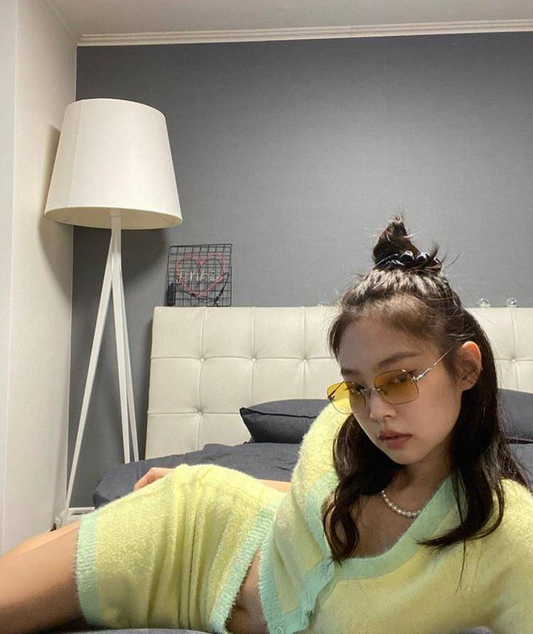 jennie营业狂晒美照风格百变气质突出穿豹纹吊带裙大秀好身材