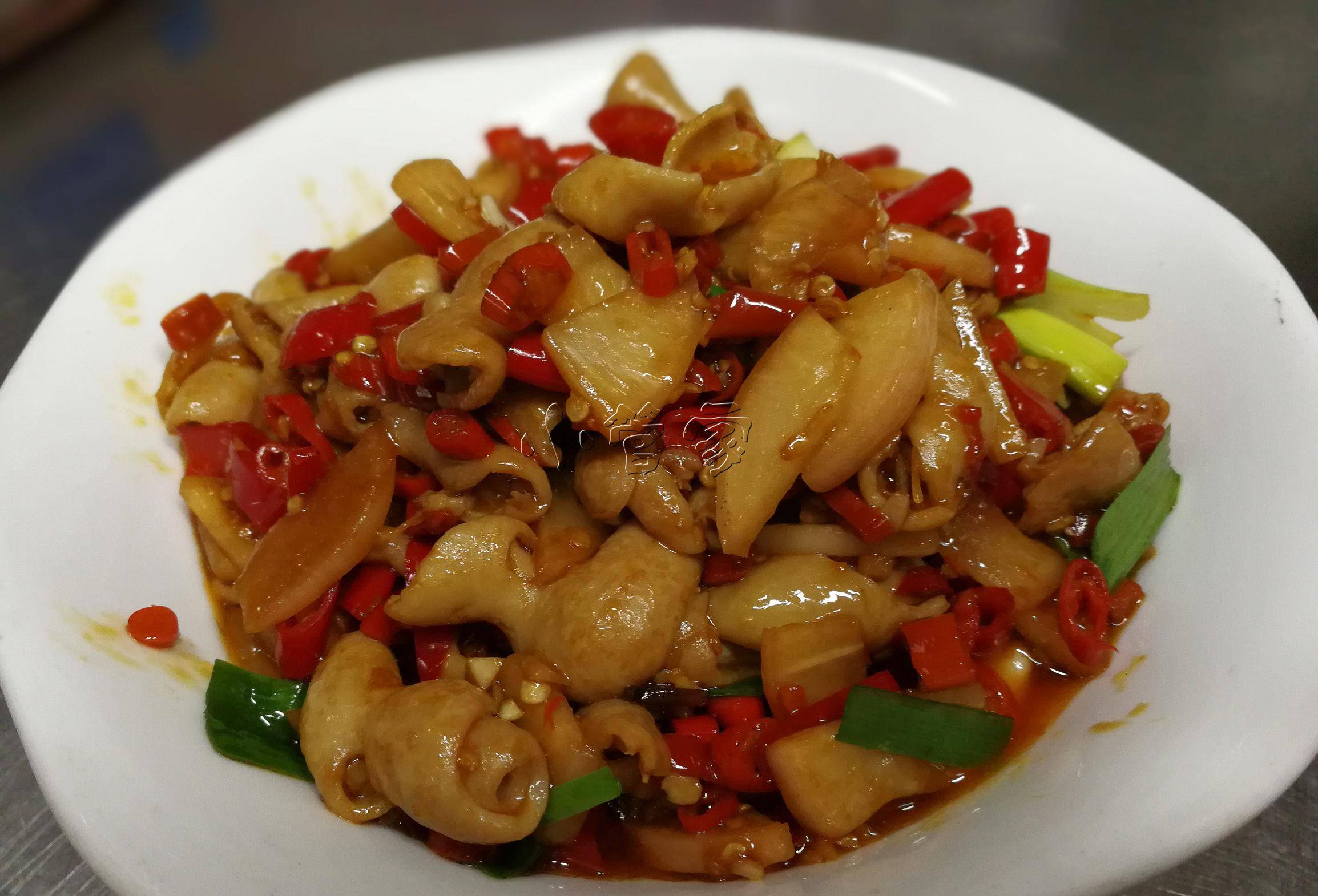湘菜大厨做的酸辣肥肠做法简单易学,一个人都能吃掉一盘