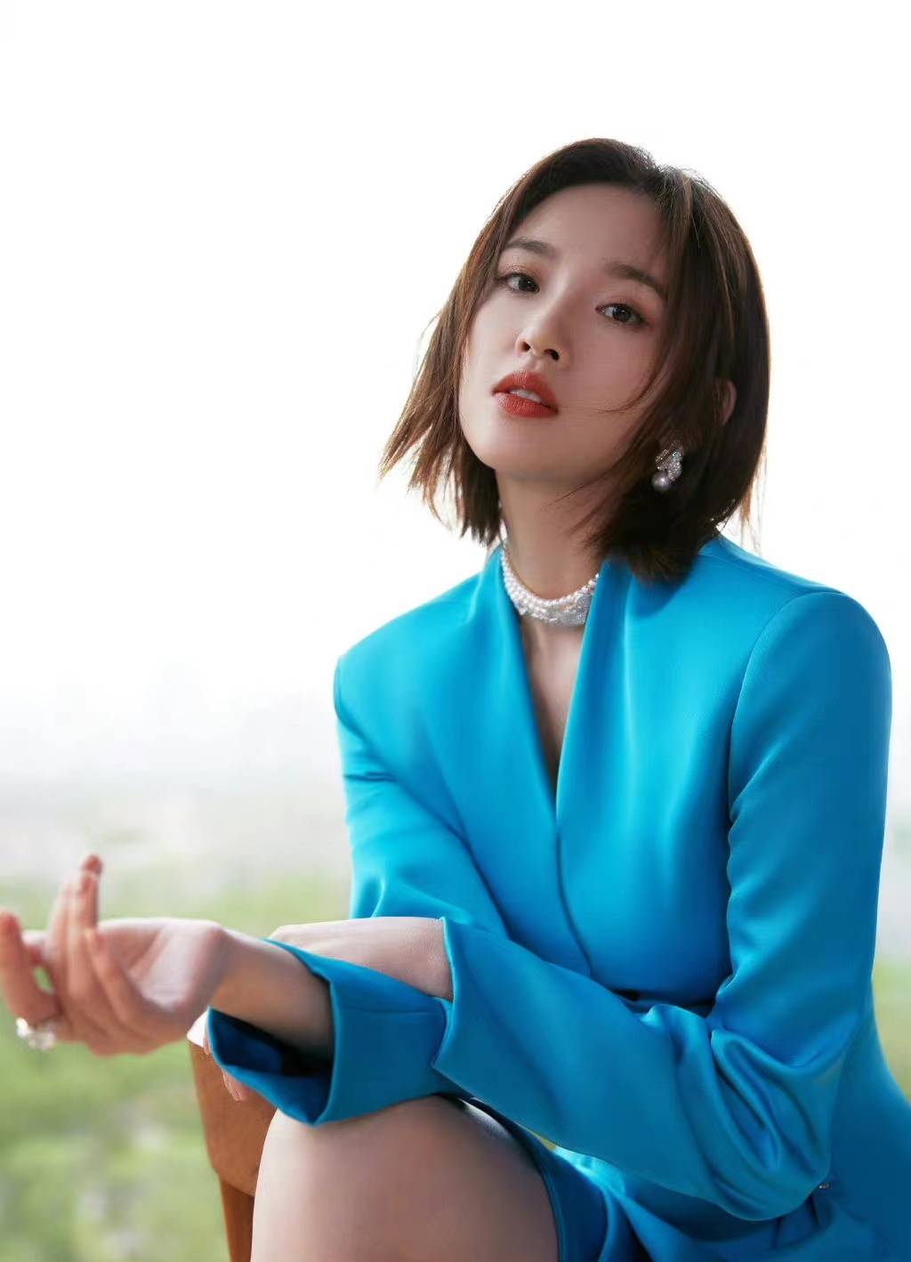 唐艺昕这样穿太美了一身湖蓝色连衣裙亮相妆容精致笑容明媚