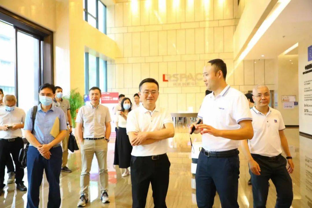 近日东莞市科技局局长卓庆一行莅临机器人365参观调研