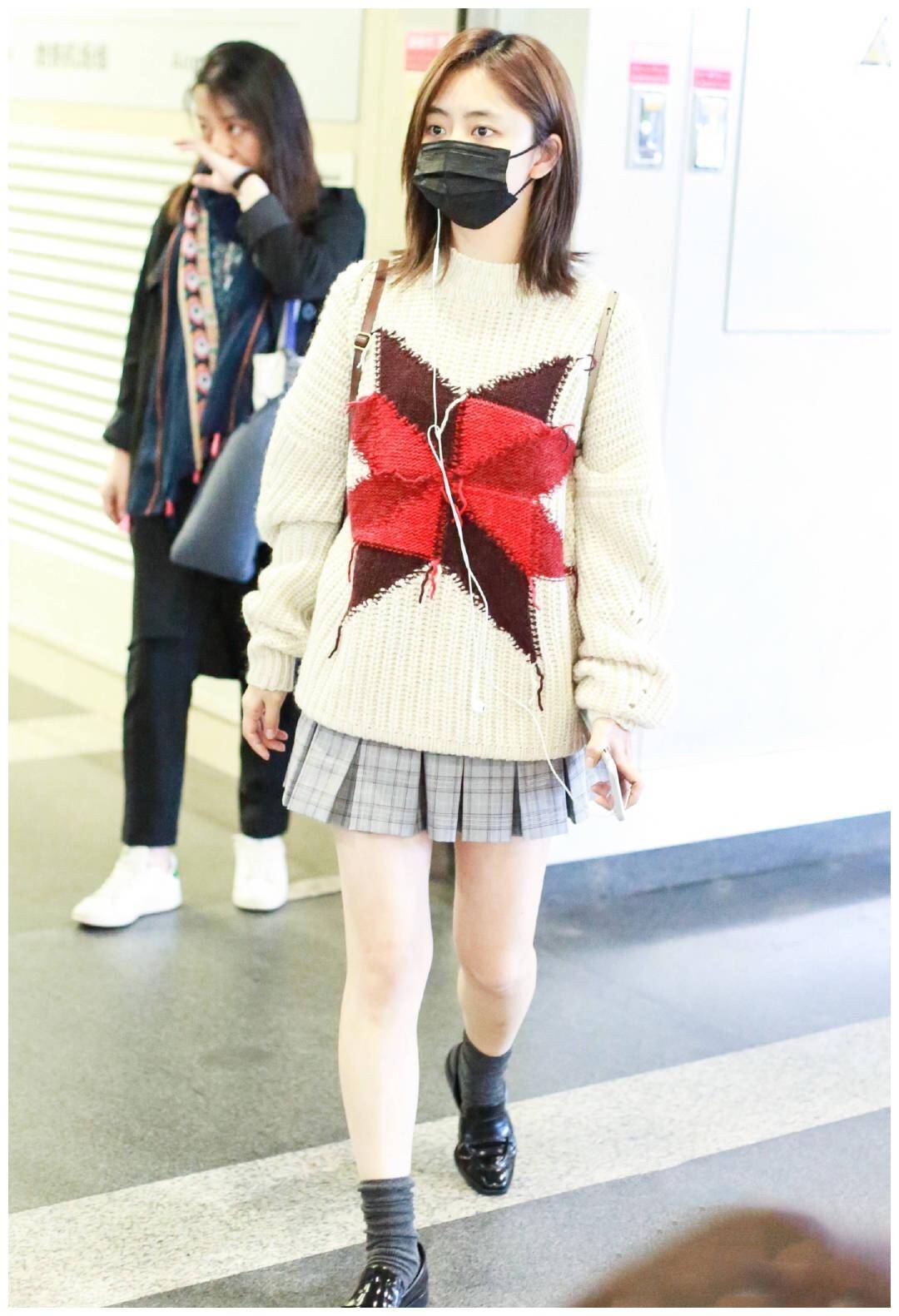 原创谭松韵剪波波头短发真时髦针织衫搭配百褶裙现身机场甜美可爱